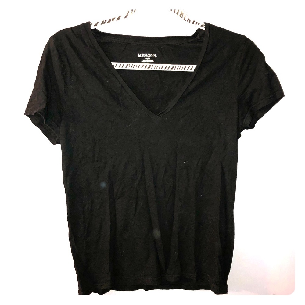 Black  v-neck fitted tee